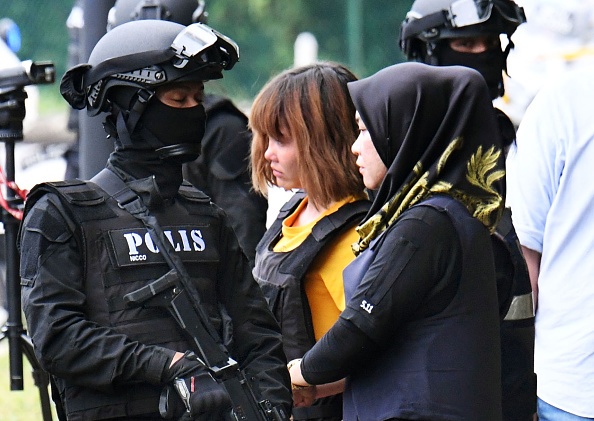 Canh an ninh ap giai Doan Thi Huong roi toa an ve nha giam hinh anh