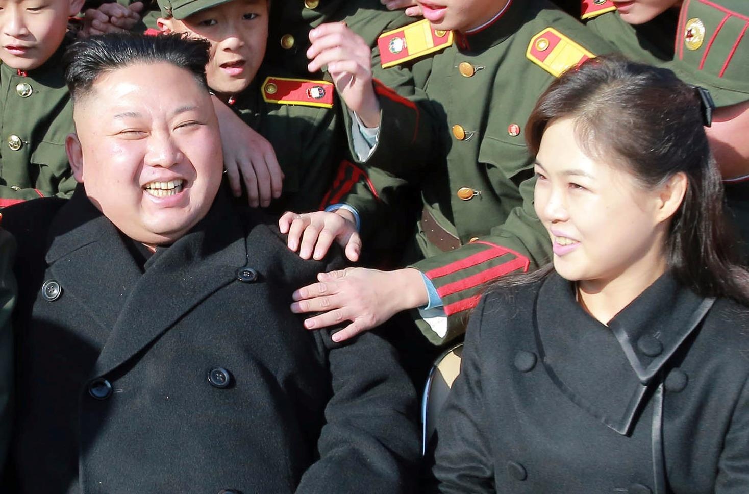 Vo Kim Jong Un tai xuat tuoi tan ben chong sau nhieu thang hinh anh