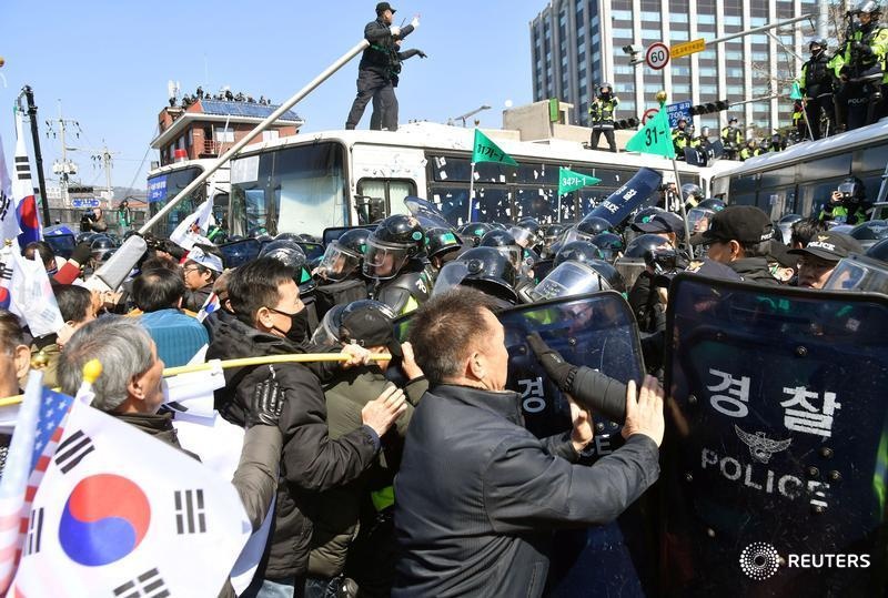 Canh bieu tinh du doi sau khi tong thong Han Quoc bi phe truat hinh anh