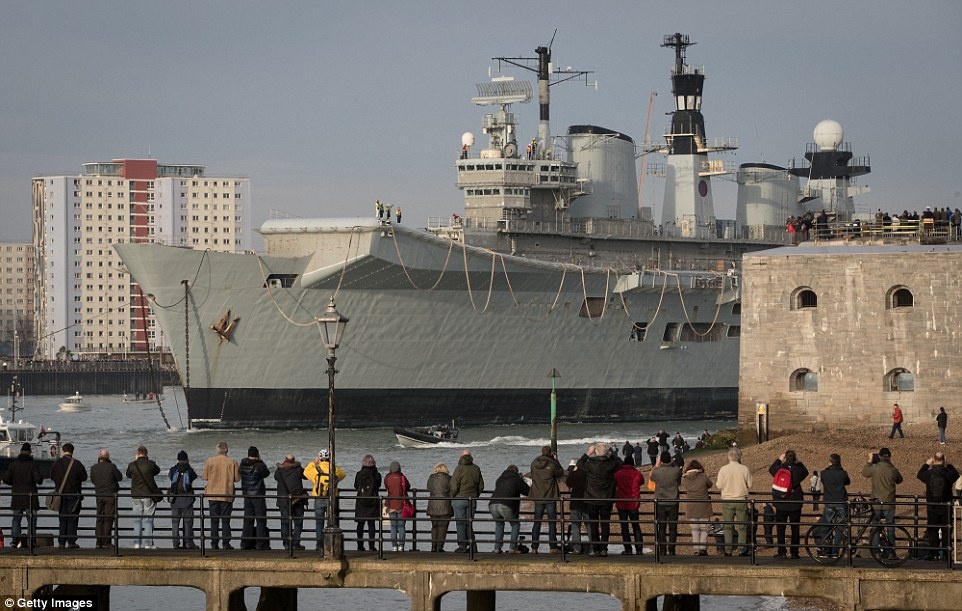 xe thit tau san bay Anh anh 7