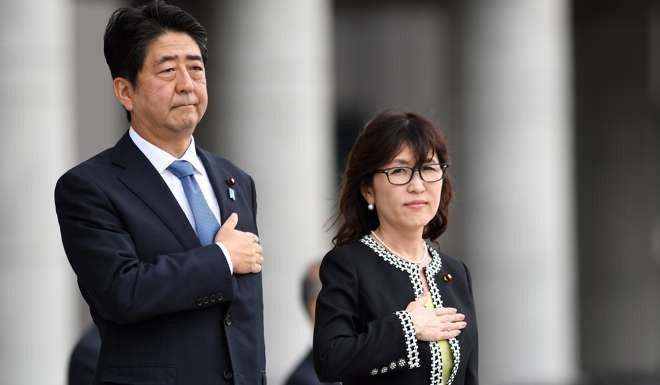 Khung hoang cua thu tuong de doa ca 2 nguoi phu nu quanh Abe hinh anh