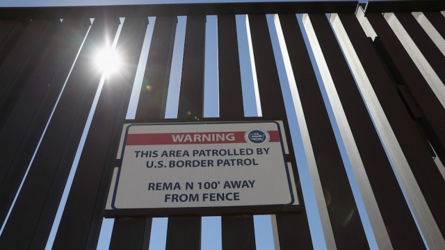 Trump xin 1 ty USD de xay tuong bien gioi anh 1