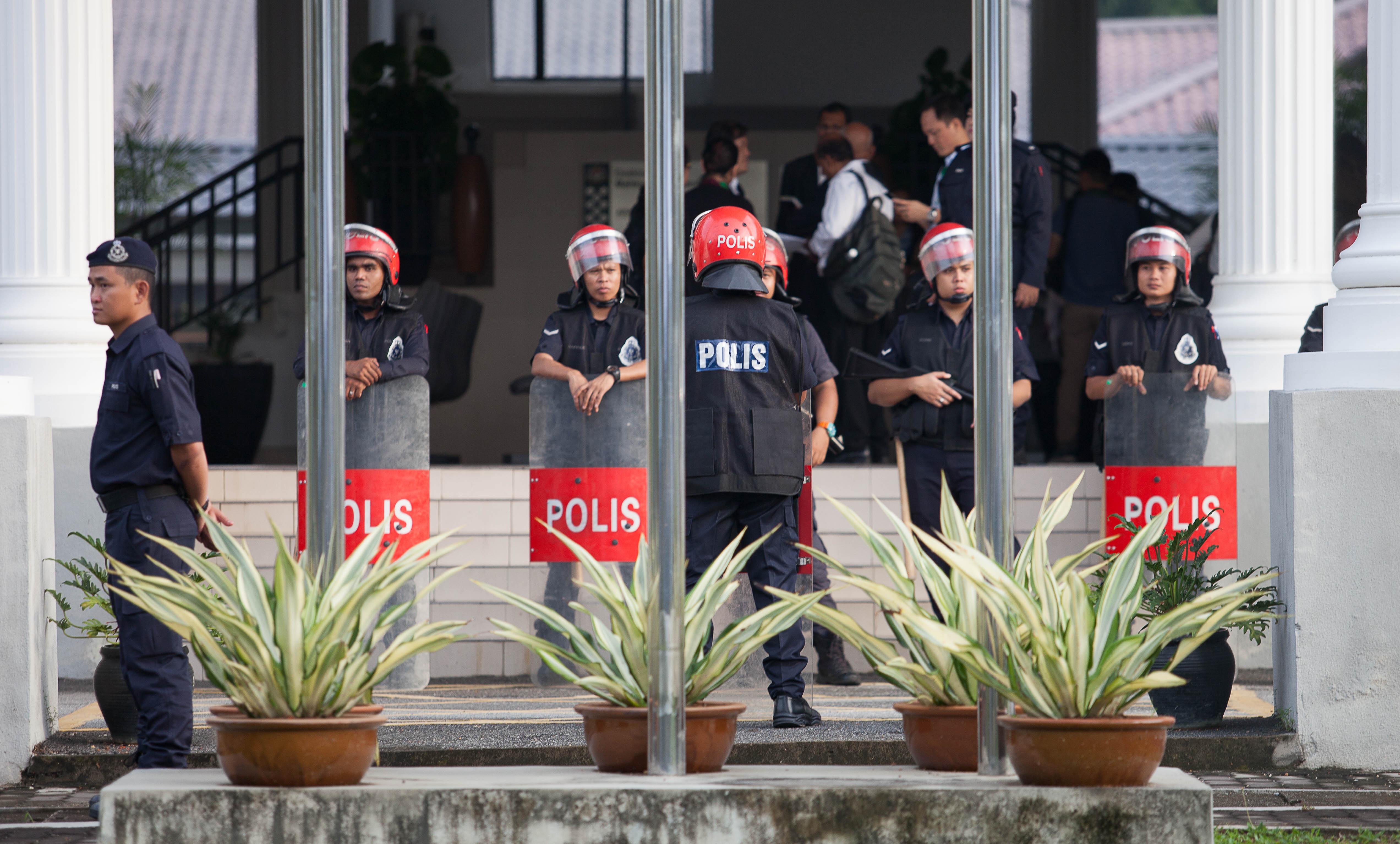 Luc luong dac nhiem hung hau ben ngoai phien toa xu Doan Thi Huong hinh anh