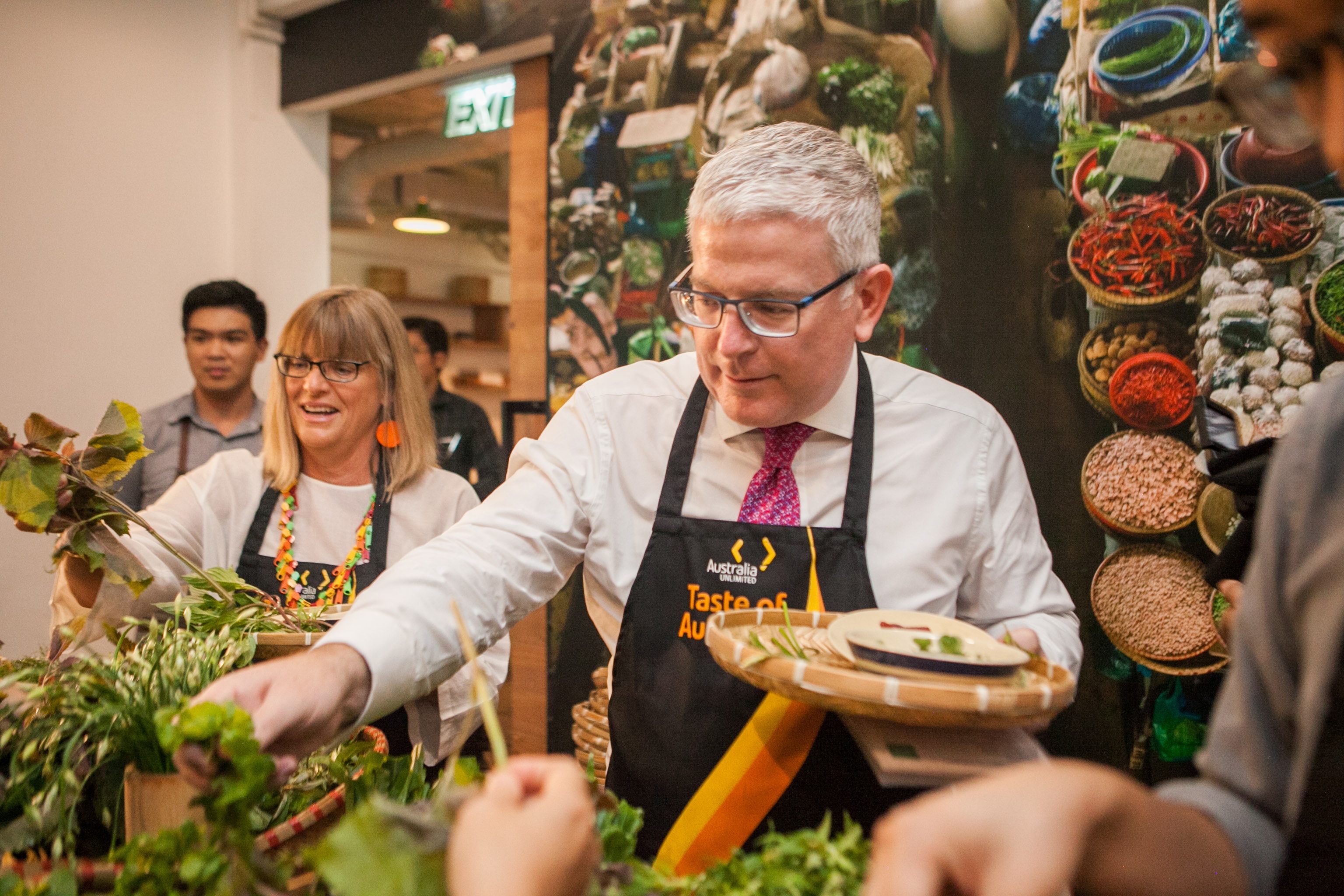 Dai su thai rau, chien thit gioi thieu am thuc Australia - Viet Nam hinh anh