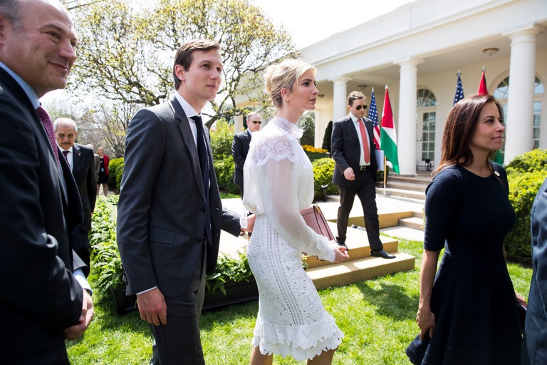 quyen luc con cai Trump trong Nha Trang anh 1