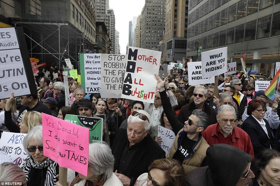 bieu tinh chong Trump ca nuoc anh 1