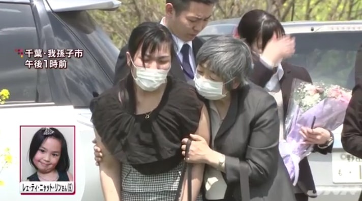 Bo me cua Le Thi Nhat Linh khoc khi thap nhang cho con hinh anh