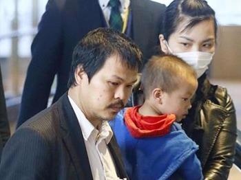 Ba me cua be Nhat Linh tro ve Viet Nam hinh anh