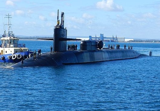 Ben trong tau ngam hat nhan USS Michigan cua My hinh anh