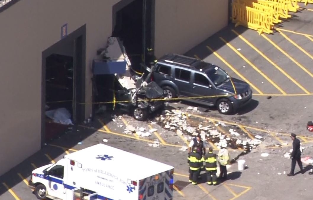 My: 3 nguoi chet, 13 nguoi bi thuong do oto lao vao noi dau gia hinh anh