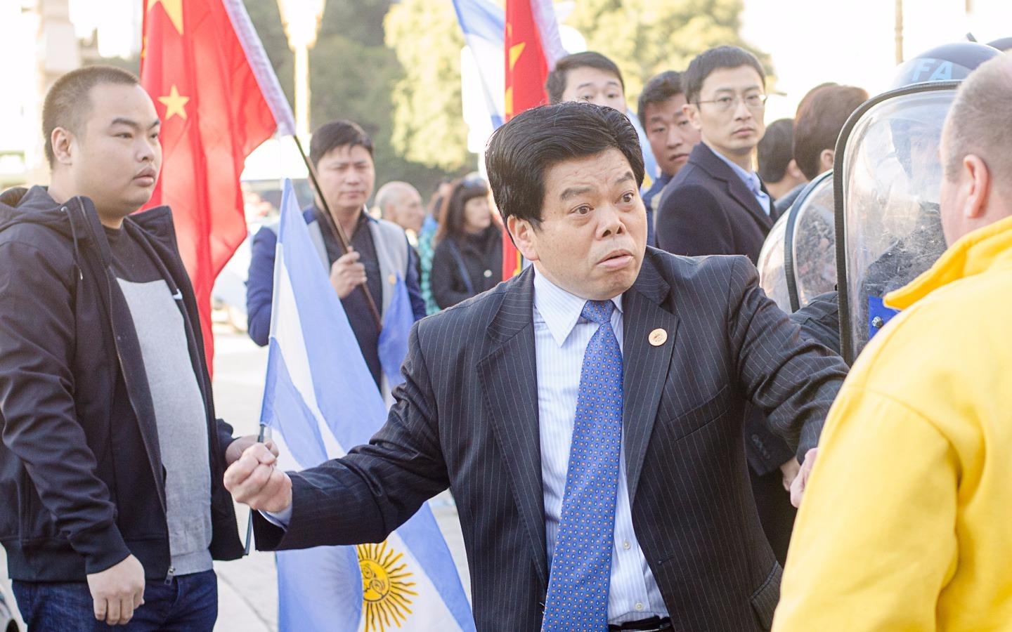 Doan Trung Quoc bi to hanh xu tho lo, la loi tai hoi nghi o Australia hinh anh