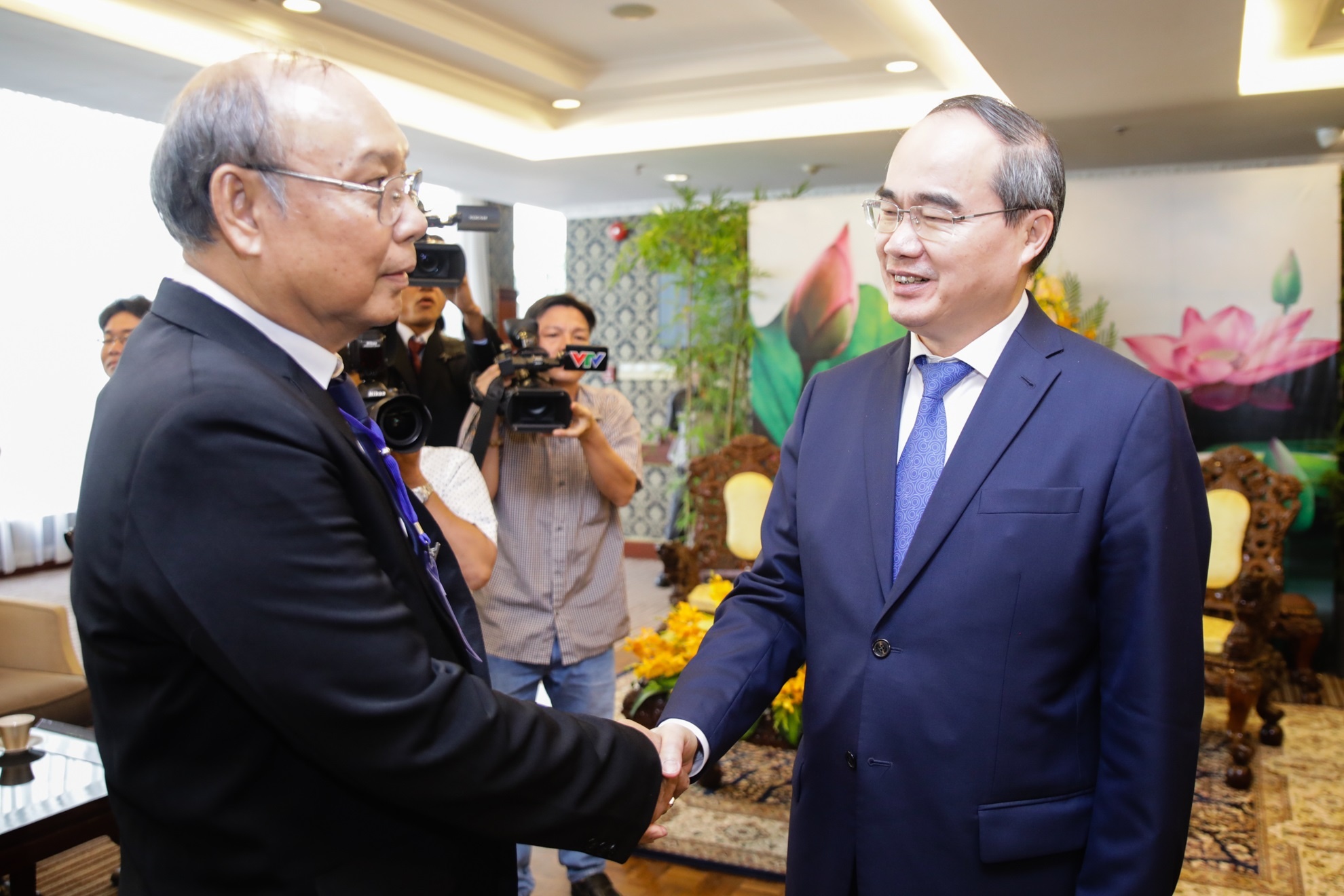 Bi thu Nhan quang ba giao duc VN voi Chu tich Quoc hoi Myanmar hinh anh