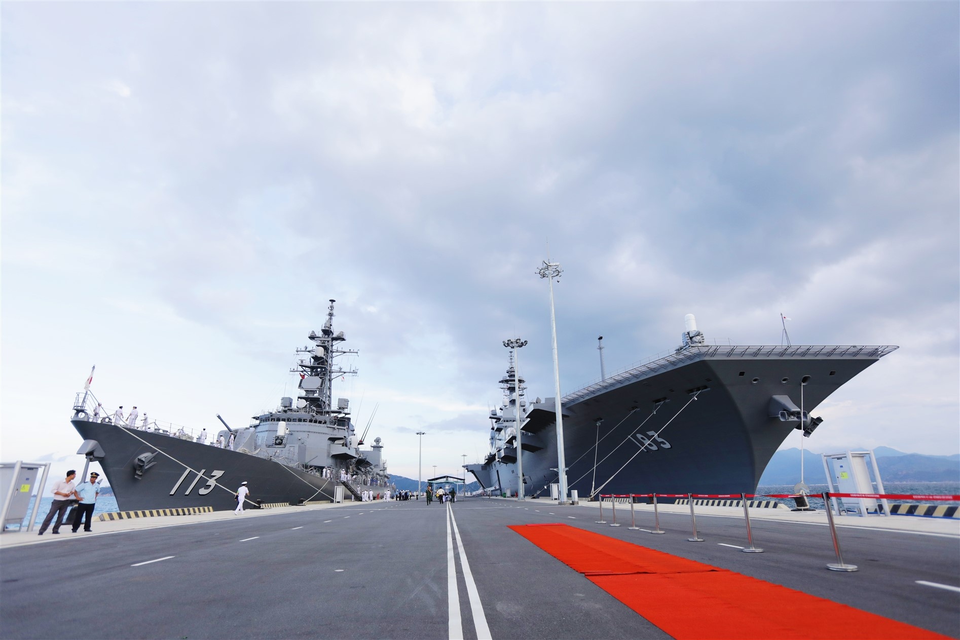 tau san bay Nhat Ban anh 12