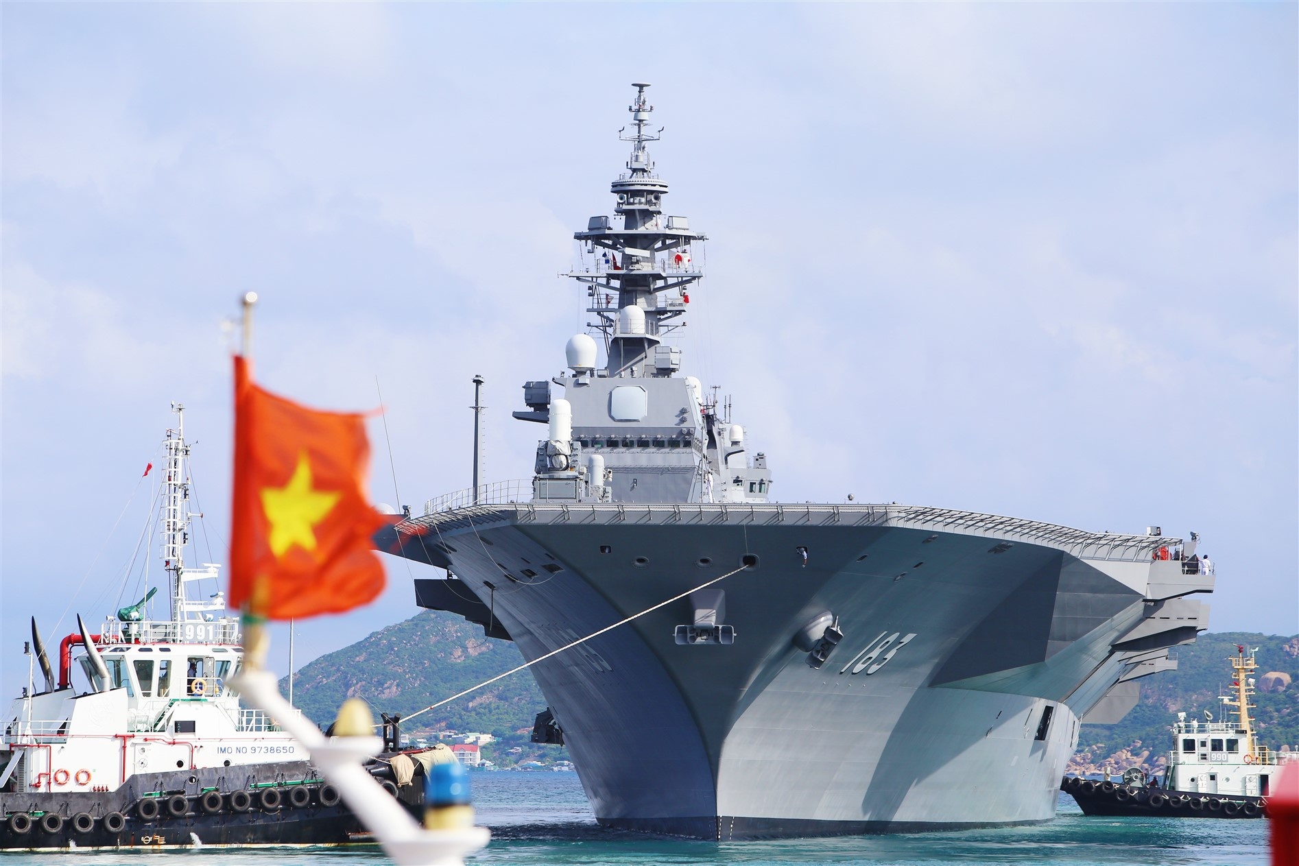 Tau san bay truc thang lon nhat cua Nhat dang dau o Cam Ranh hinh anh