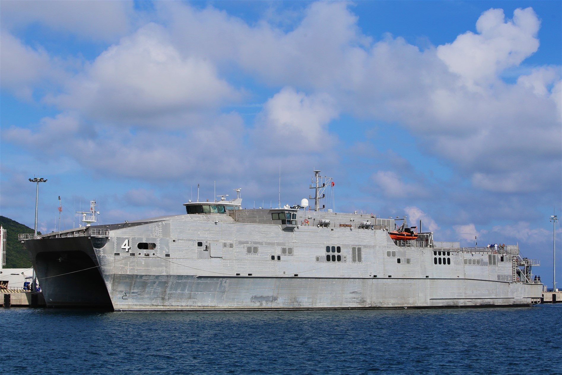 Can canh tau vien chinh 'luot dai duong' My dang o Cam Ranh hinh anh