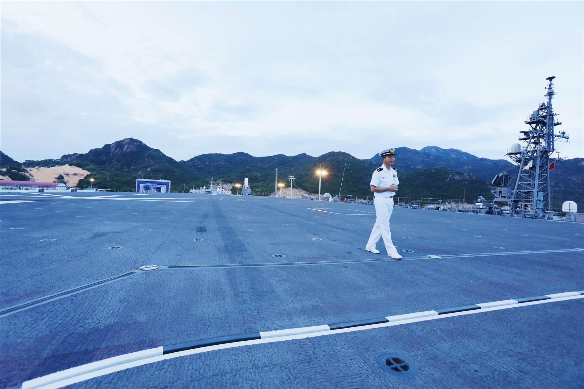 tau san bay Nhat Ban anh 9