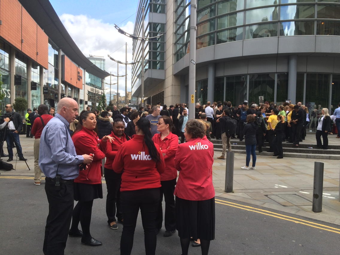 Lai no lon o trung tam mua sam tai Manchester hinh anh