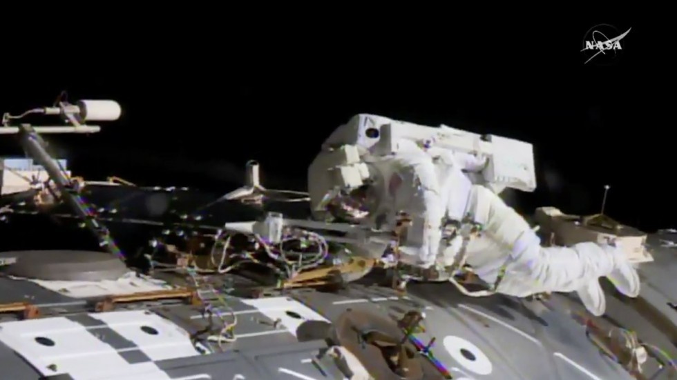 My bat nguoi phu nu len ban cong nghe vu tru cho Trung Quoc hinh anh