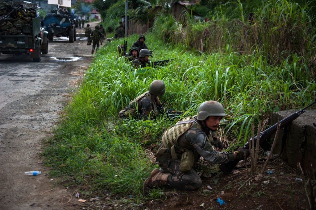 Philippines thả bom tiêu diệt phiến quân ảnh 4 Philippines tha bom tieu diet phien quan anh 4