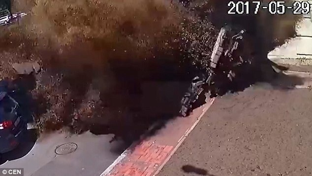 Mat duong bat ngo no tung o Ukraine hinh anh