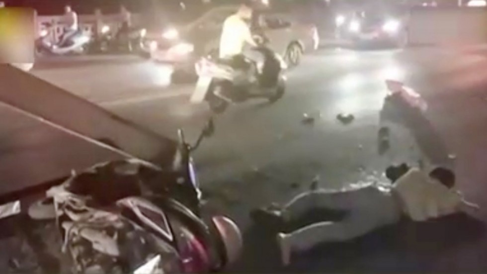 Be 6 tuoi cau cuu sau tai nan giao thong: 'Xin cuu bo toi' hinh anh