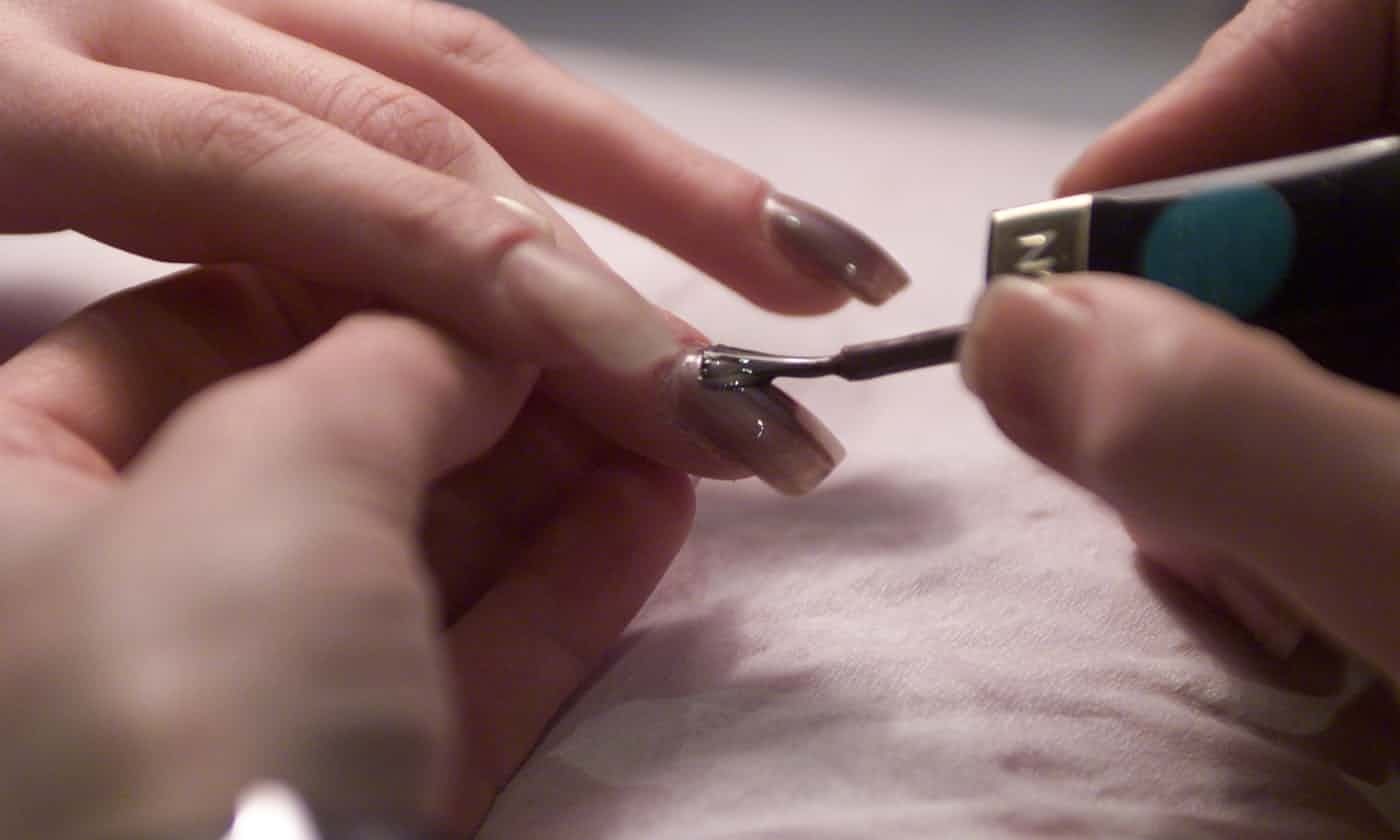 Goc khuat cua lao dong nguoi Viet trong nhung tiem nail o Anh hinh anh