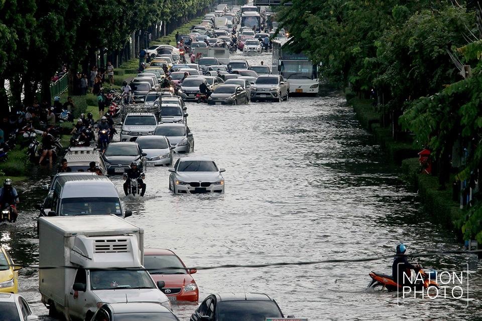 Mua tau ngam vuot nuoc ngap nhu song o Bangkok? hinh anh