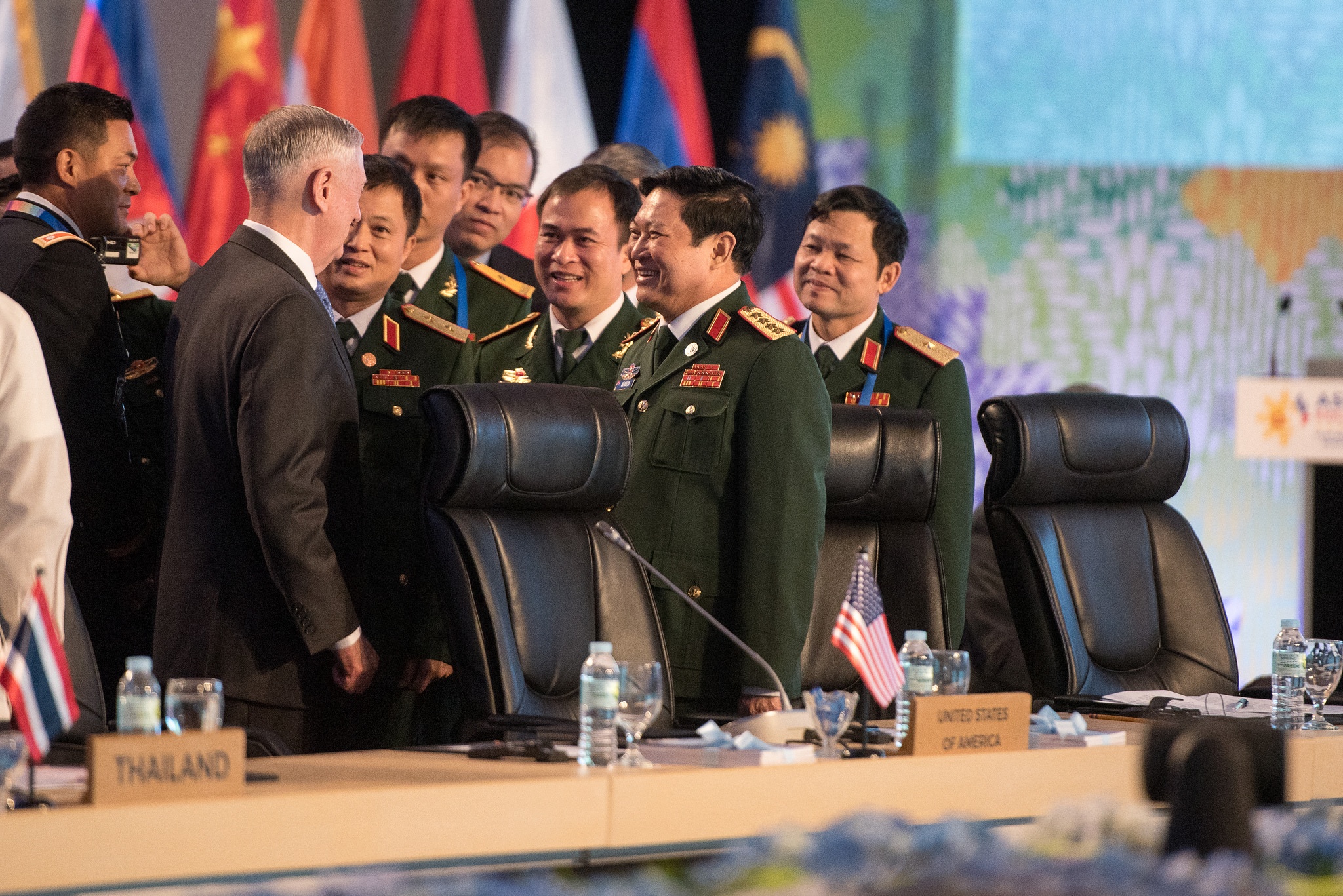 Đại tướng Ngô Xuân Lịch gặp bộ trưởng Jim Mattis ảnh 1 Dai tuong Ngo Xuan Lich gap bo truong Jim Mattis anh 1