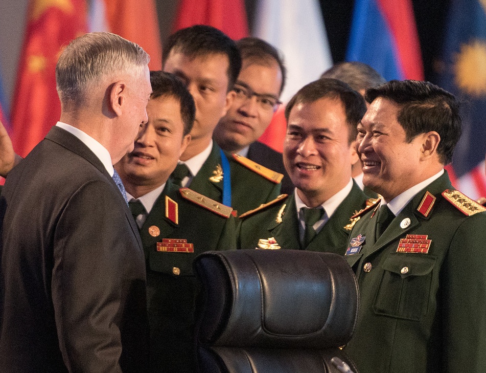 Dai tuong Ngo Xuan Lich gap bo truong quoc phong My ben le ADMM hinh anh