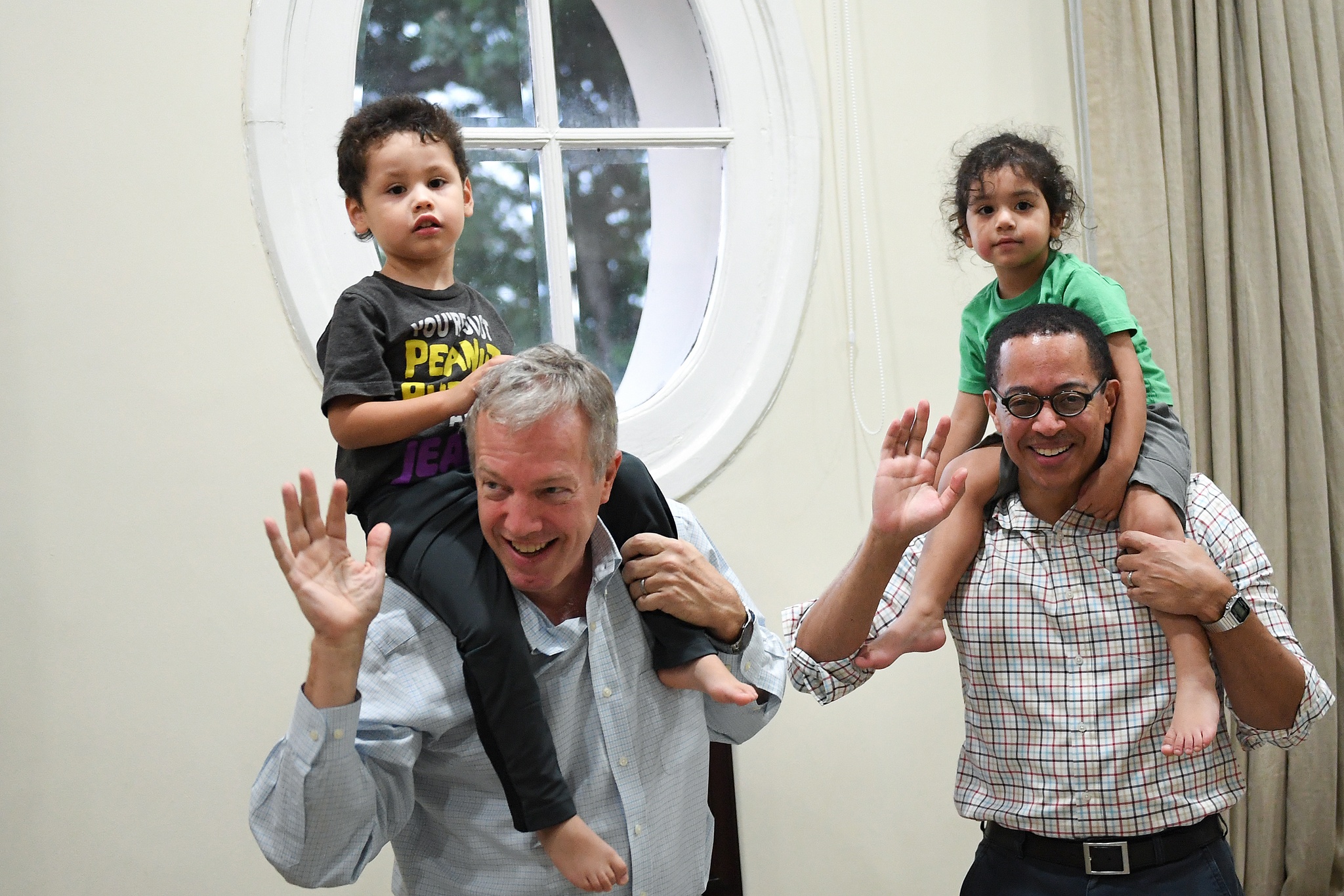 Cuoc song nhung dua tre ben trong toa nha dai su My hinh anh