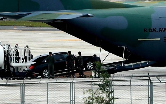 'Ngua tho' C-130 dua xe cua tong thong Han Quoc den Da Nang hinh anh