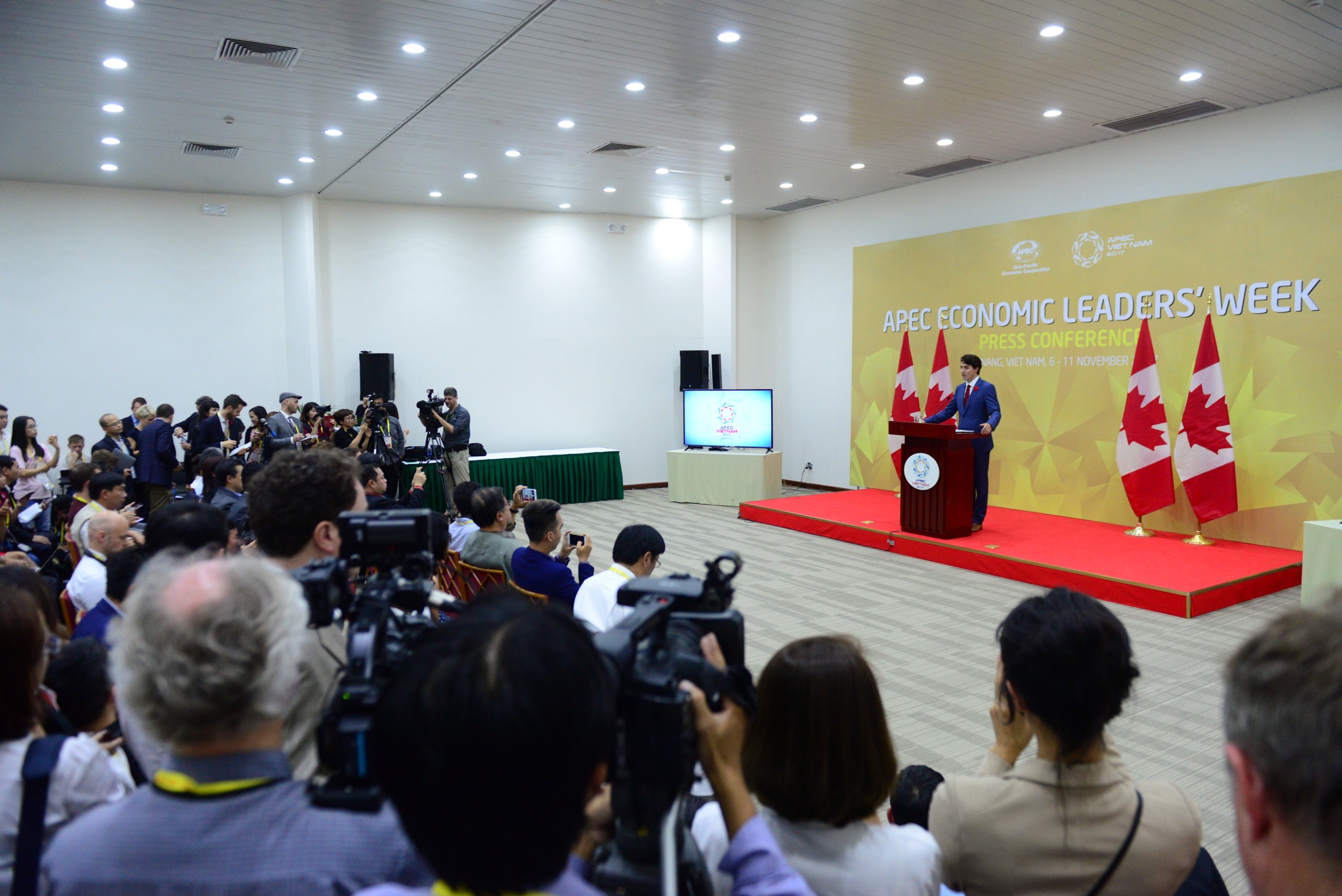 Thu tuong Canada den trung tam bao chi APEC anh 9