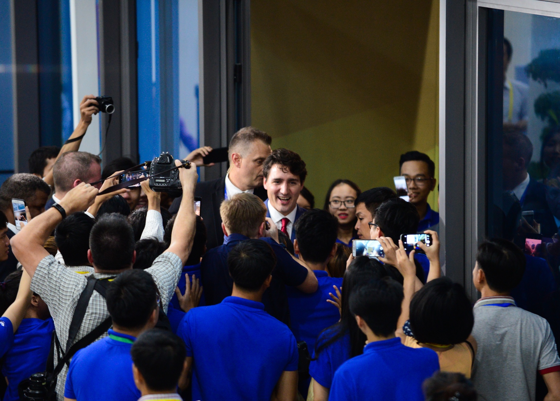 Thu tuong Canada den trung tam bao chi APEC anh 11