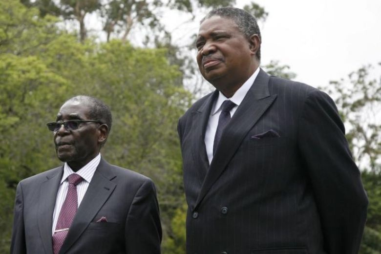 Doi thu dang gom khien Tong thong Mugabe phai rut lui hinh anh