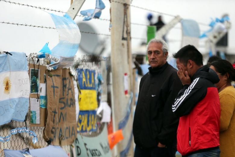 Nguoi than chua tat hy vong ve tau ngam Argentina mat tich hinh anh