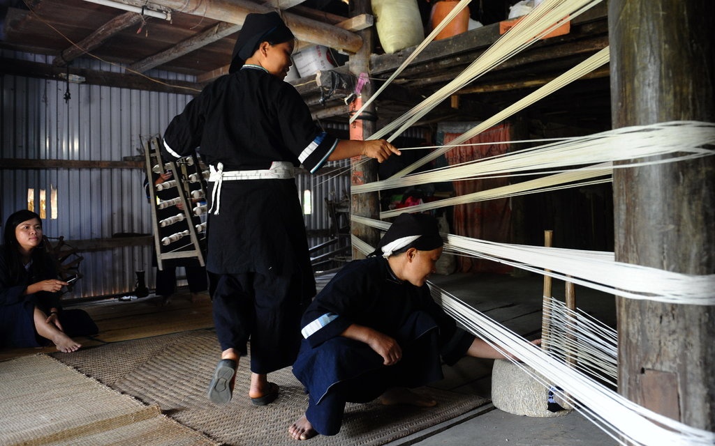 Ky thuat lam vai cua nguoi dan toc thieu so Viet len New York Times hinh anh