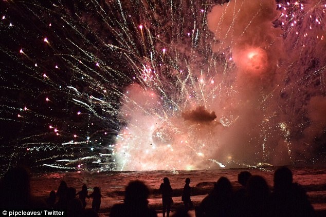 Goi phao hoa no do ben lua o Australia, dan hoang so bo chay hinh anh