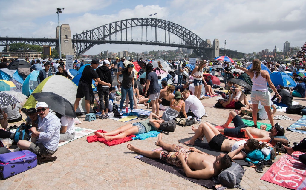 Nguoi Australia chen chuc tim cho xem phao hoa giao thua hinh anh