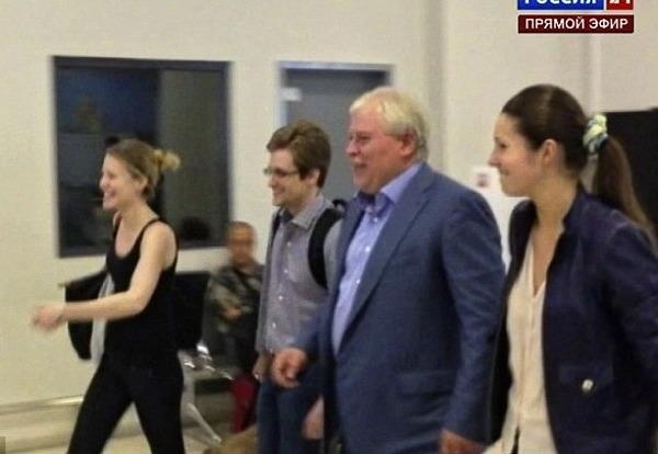 Snowden tron chay: Co thu o Moscow va ke hoach tung hoa mu voi My hinh anh