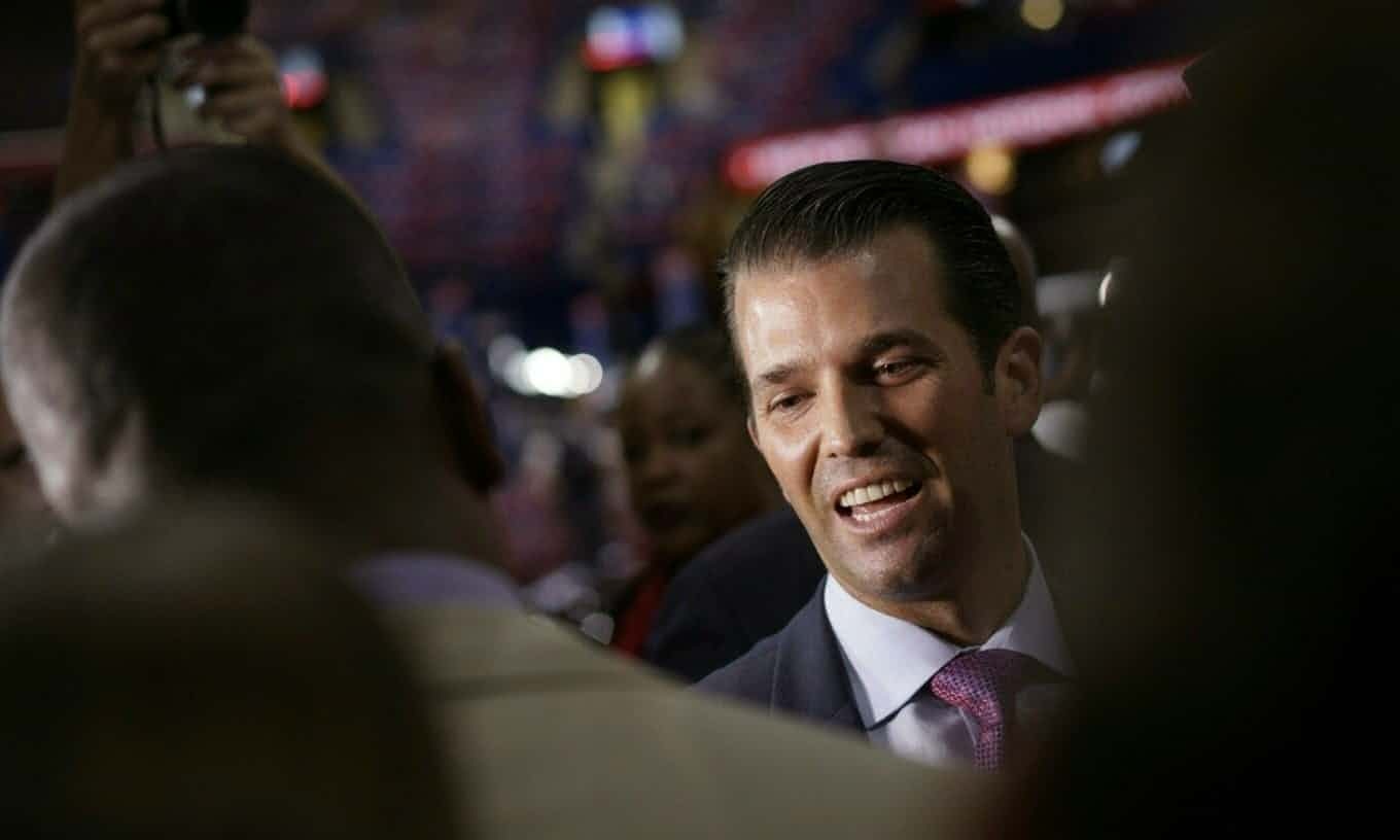 Bannon to cuoc gap con trai TT Trump voi phia Nga la 'phan quoc' hinh anh