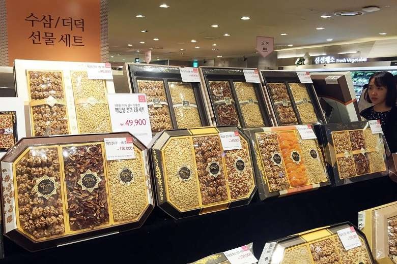 Cac nuoc phat tu neu tang qua dat tien ngay le, Tet nhu the nao hinh anh