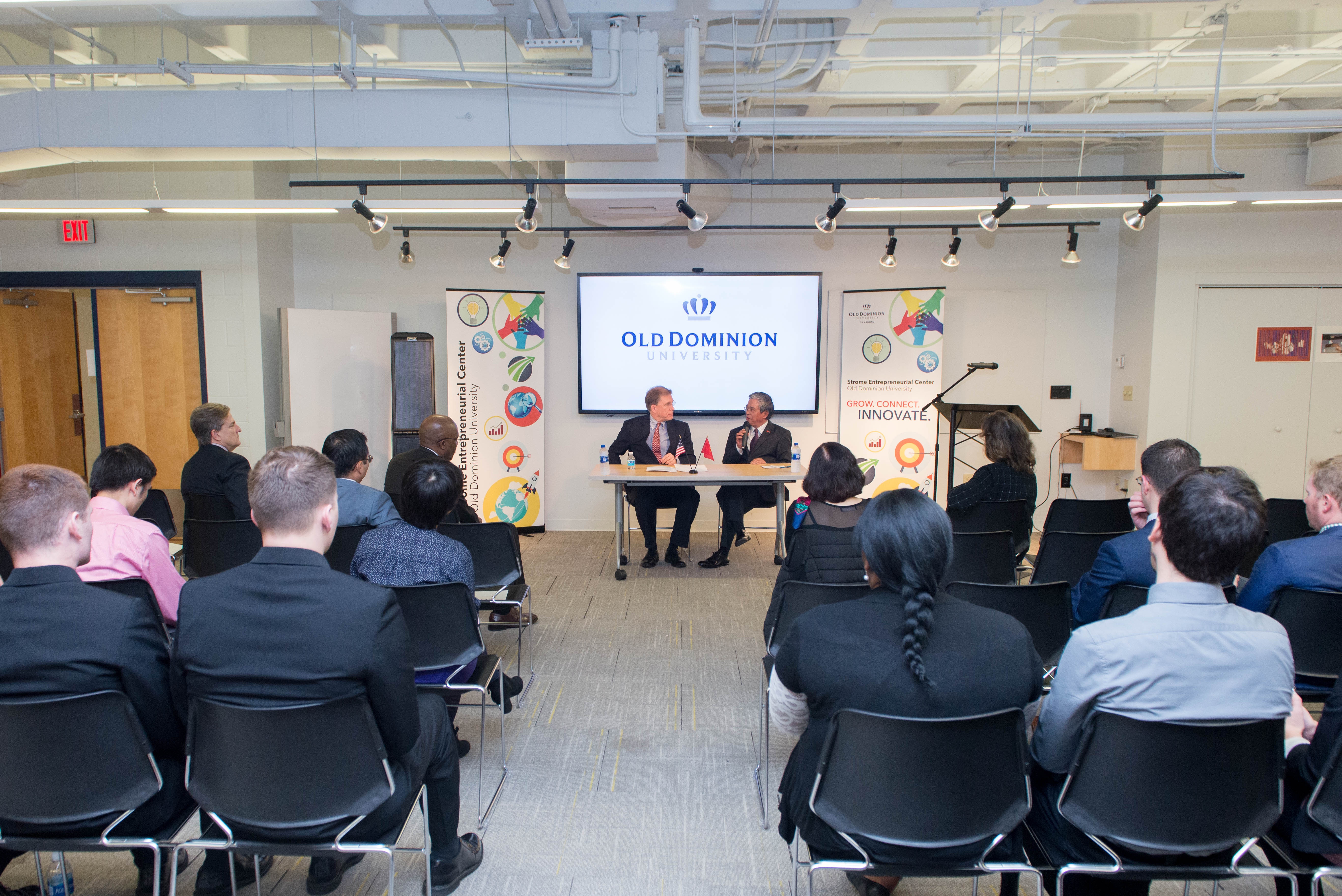 Dai su Pham Quang Vinh tham tau san bay My anh 9