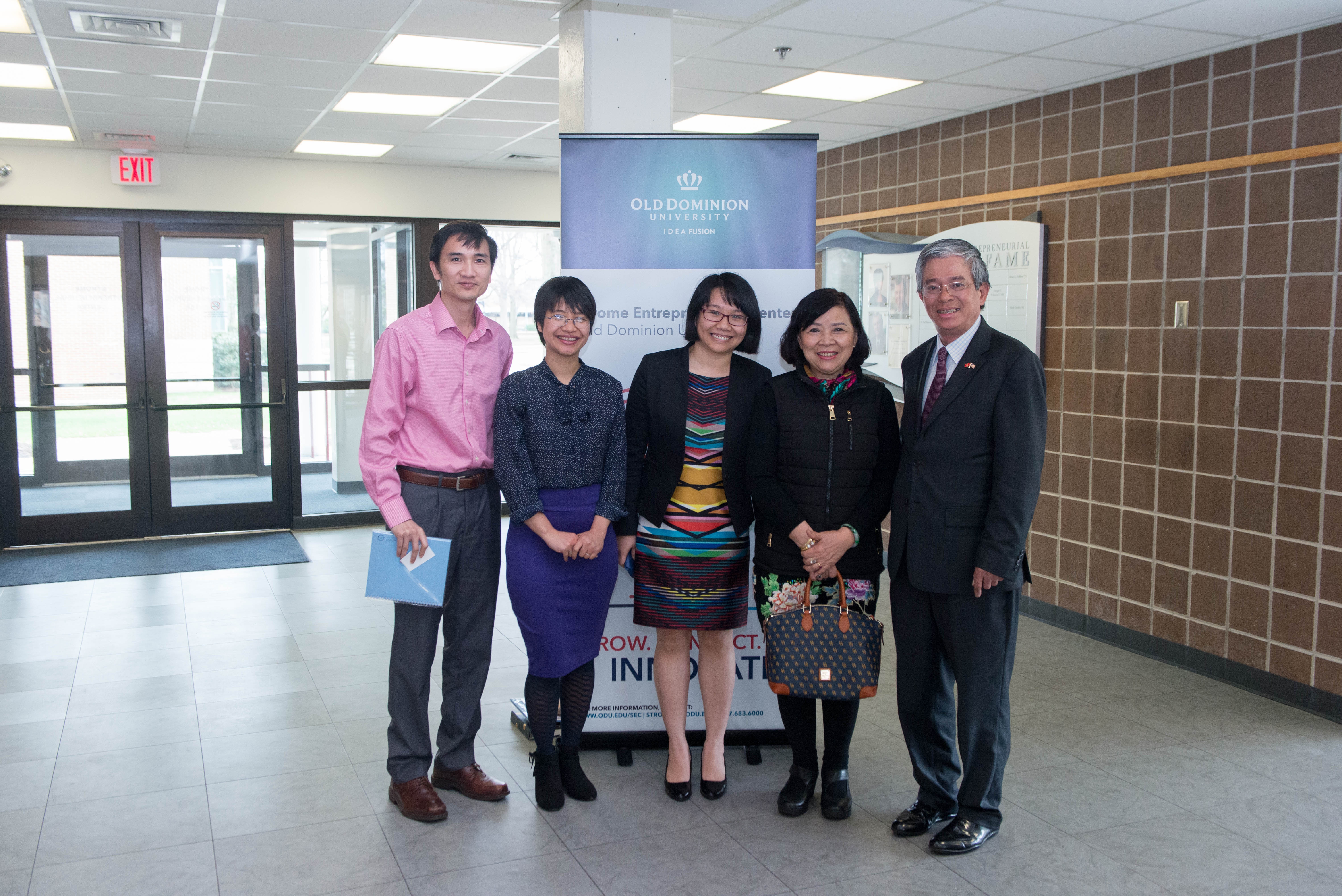 Dai su Pham Quang Vinh tham tau san bay My anh 10