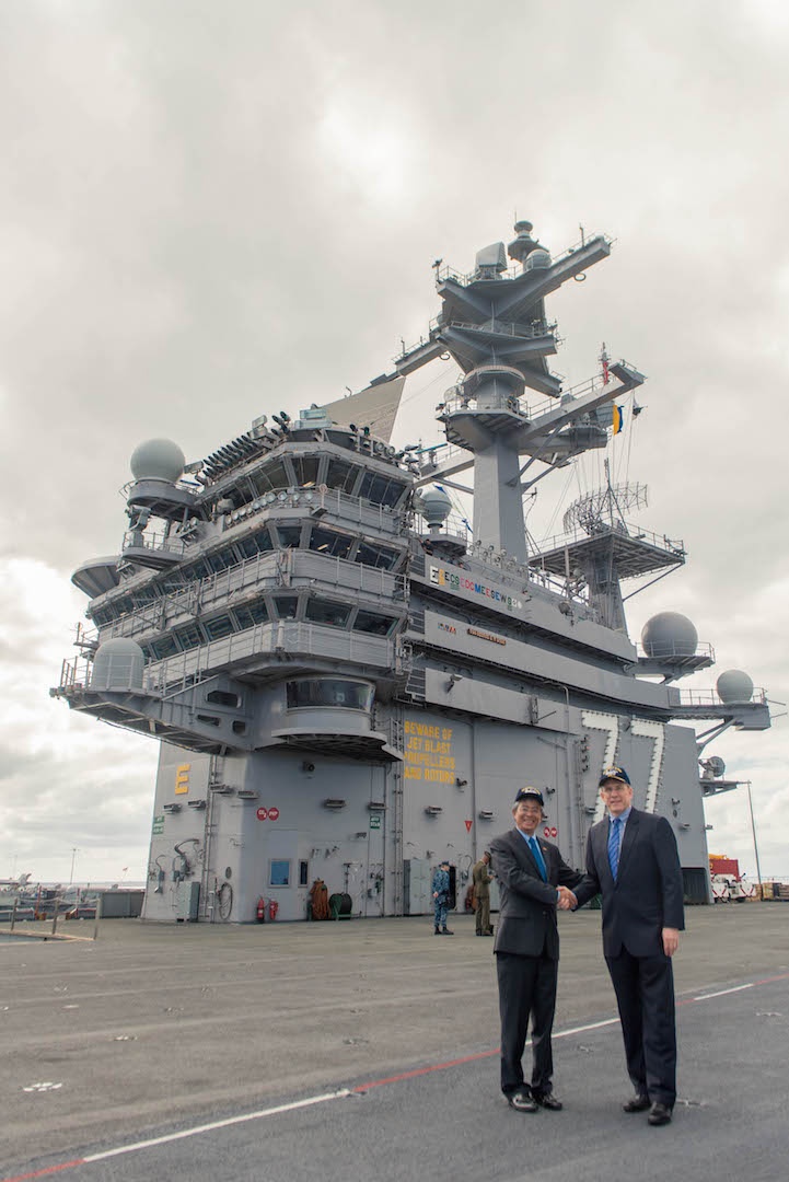 Dai su Pham Quang Vinh tham tau san bay My anh 7