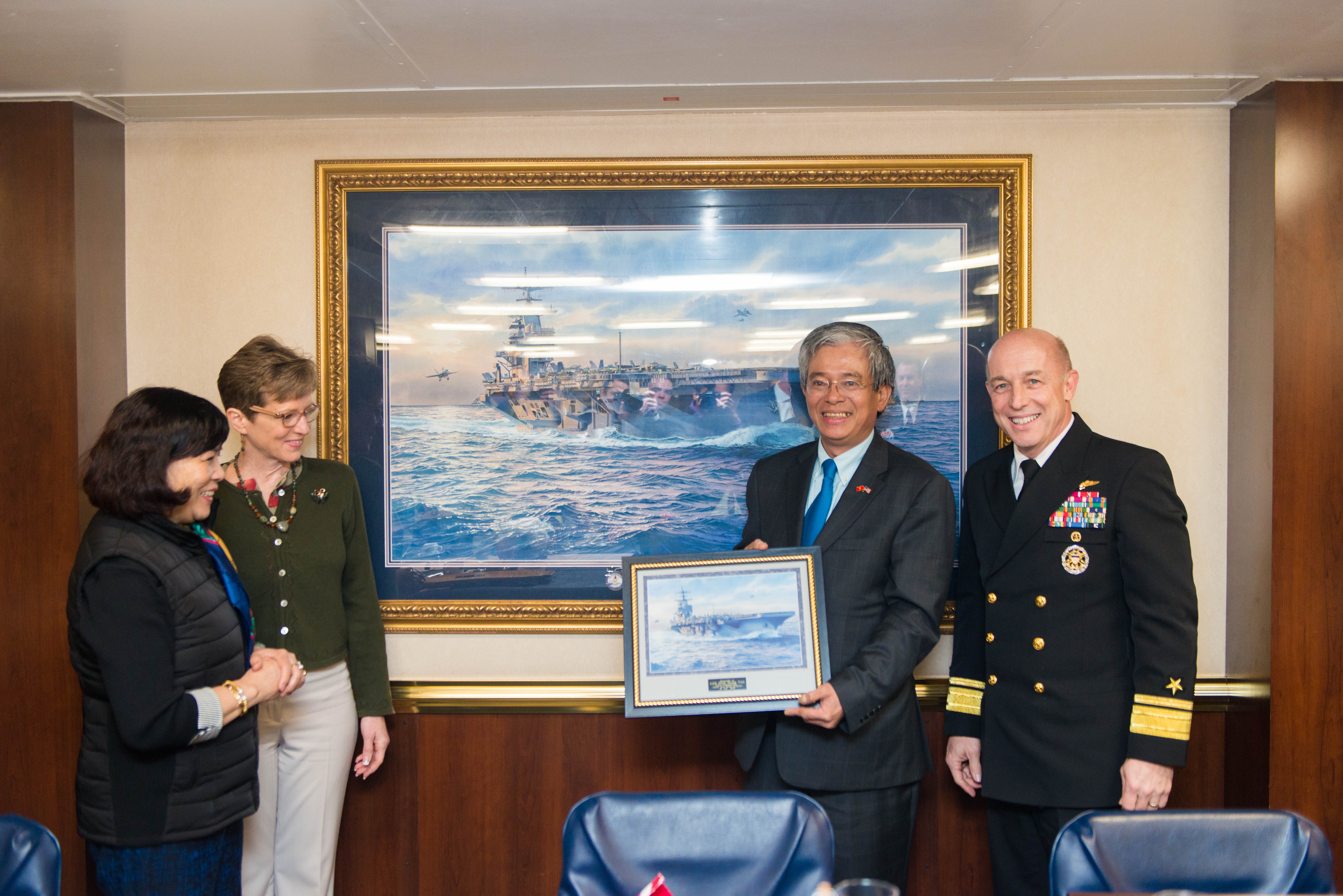 Dai su Pham Quang Vinh tham tau san bay My anh 5