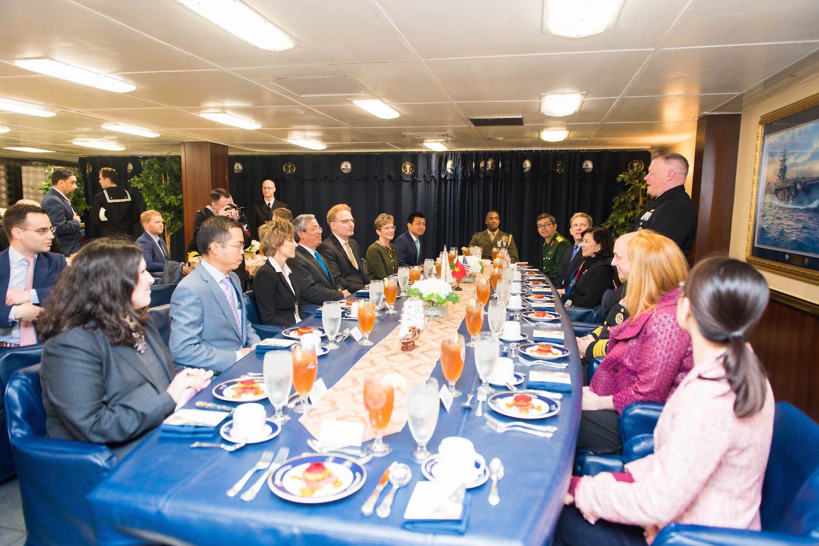 Dai su Pham Quang Vinh tham tau san bay My anh 4