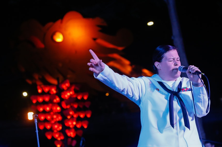 nguoi Da Nang xem ban nhac My bieu dien anh 2