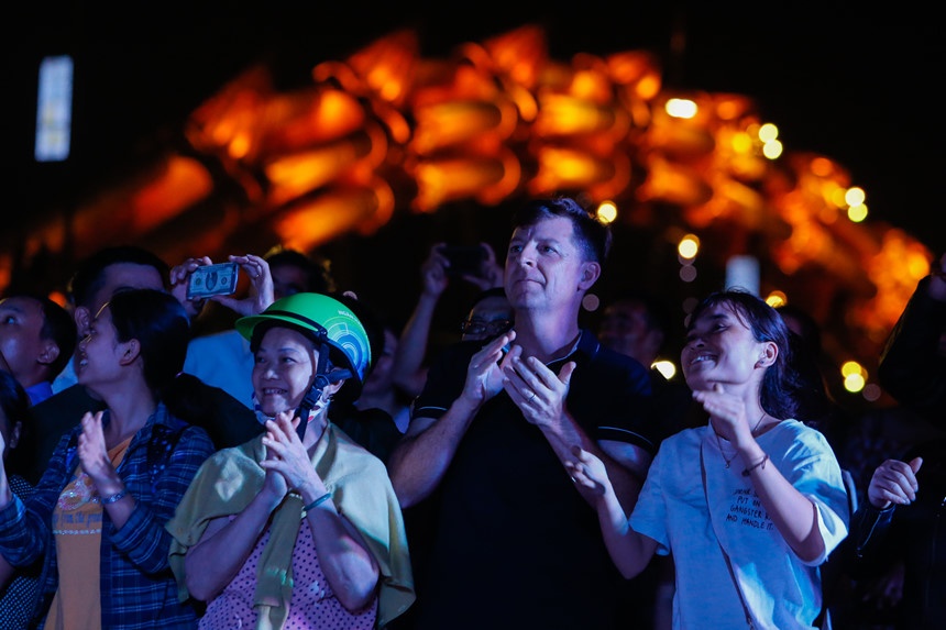 nguoi Da Nang xem ban nhac My bieu dien anh 3