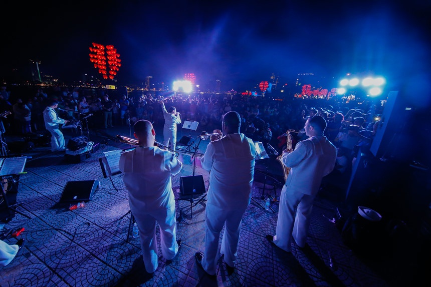 nguoi Da Nang xem ban nhac My bieu dien anh 5