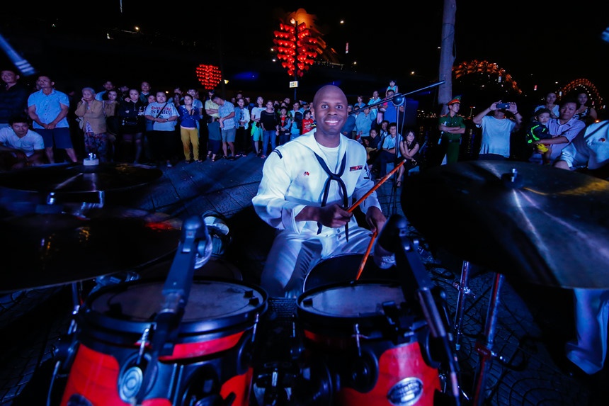 nguoi Da Nang xem ban nhac My bieu dien anh 8